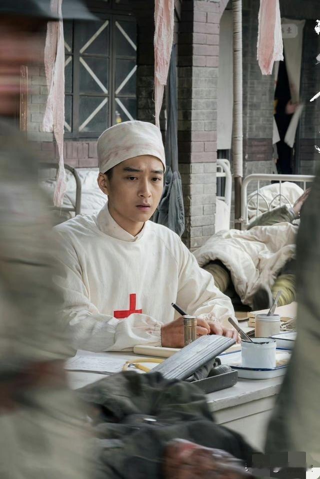 追剧《八千里路云和月》，看到战火纷飞、民众颠沛流离的一幕幕，有一个强烈的感受，和