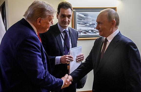 美国和俄罗斯这对老对手突然出现缓和迹象，最新消息传出，美国竟然想邀请普京参加几个