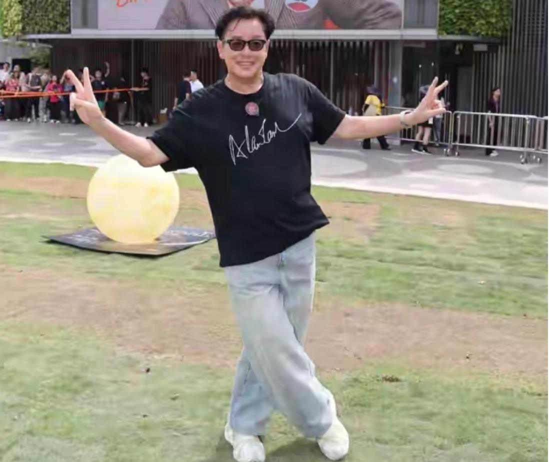 谭咏麟公开32岁儿子恋情，自曝与准儿媳经常见，抱孙子还没那么快
娱乐