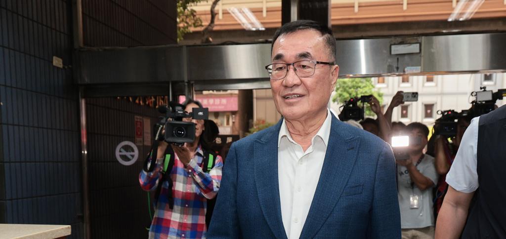 川伯代表蓝白选新北 蓝营小鸡：没什么比布满老茧的手更有说服力
国民党、民众党今（