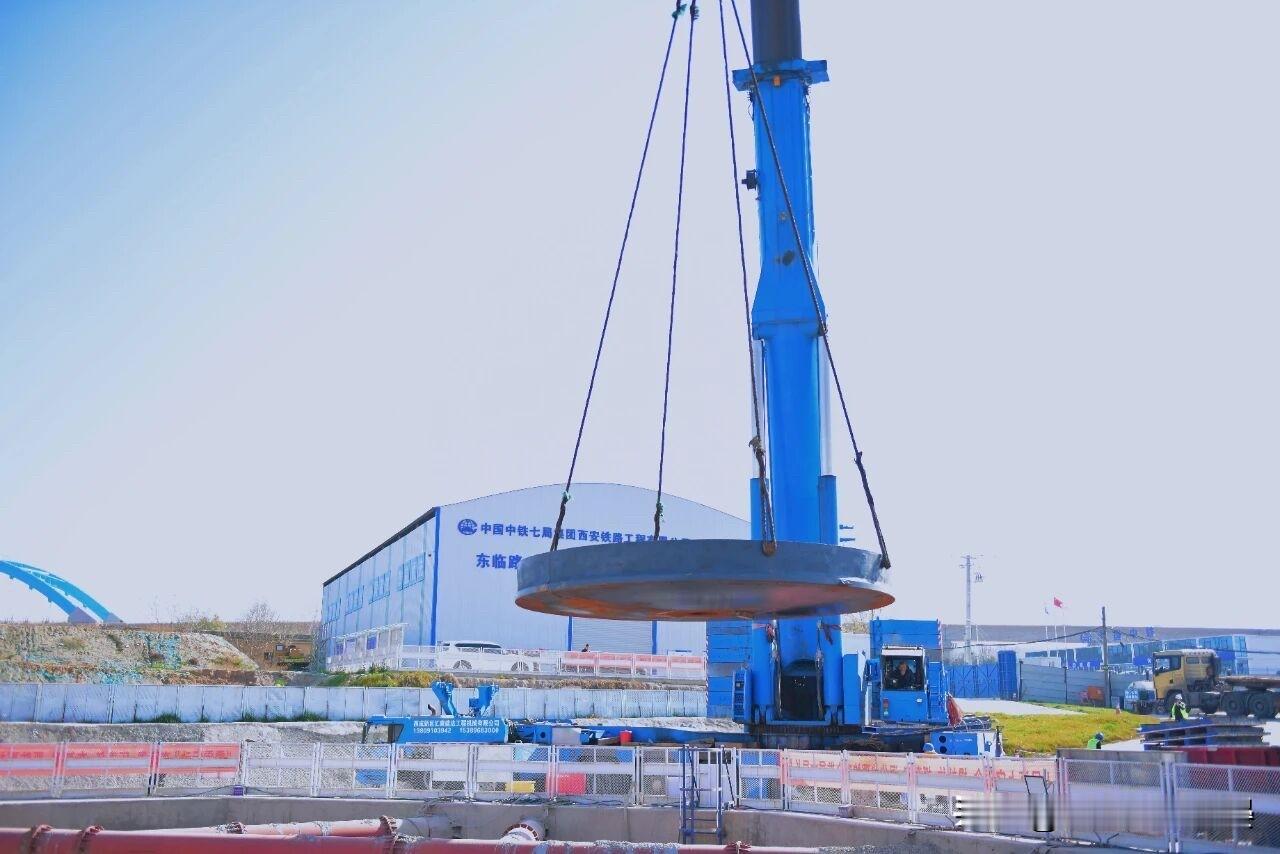 西安东临路跨铁路大桥迎关键进展！“旋转核心”装好，东出大通道加速来

12月3日