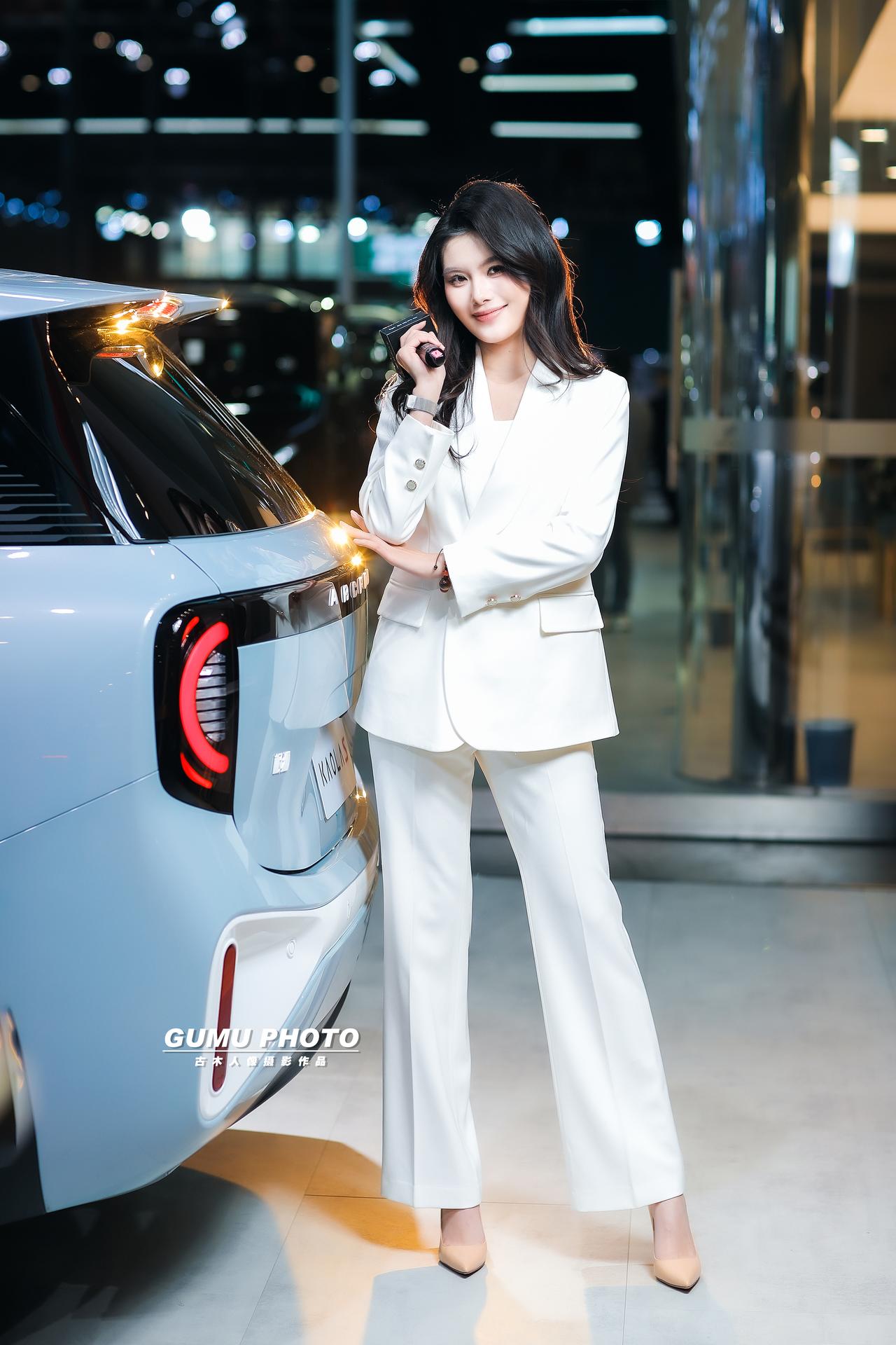 2025成都双十二车展岚图展台主持小姐姐