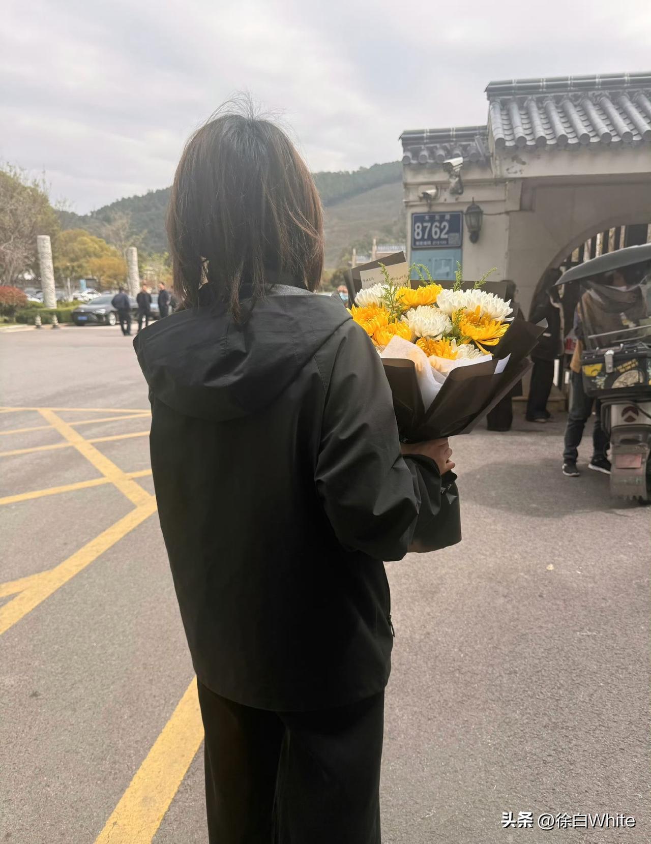 3月27日，张雪峰离世第四天！
网友来到张雪峰所在殡仪馆，发现里面早已摆满了鲜花