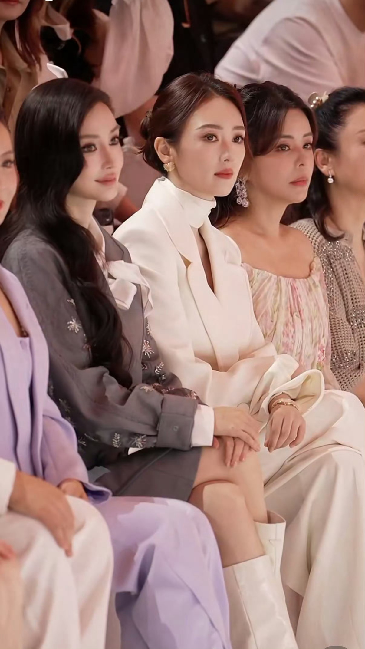 Angelababy童瑶同框Angelababy童瑶同框看秀鼻姐今日看秀和童瑶同