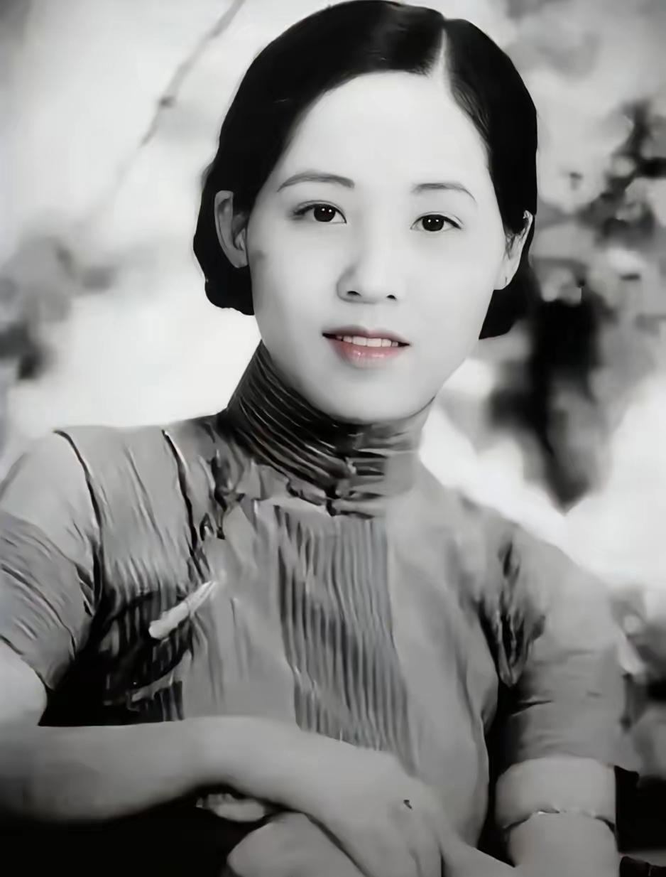 一天早晨，民国女子董竹君忽感下身不适，发现床上竟有一摊血污，吓得花容失色。伺候她