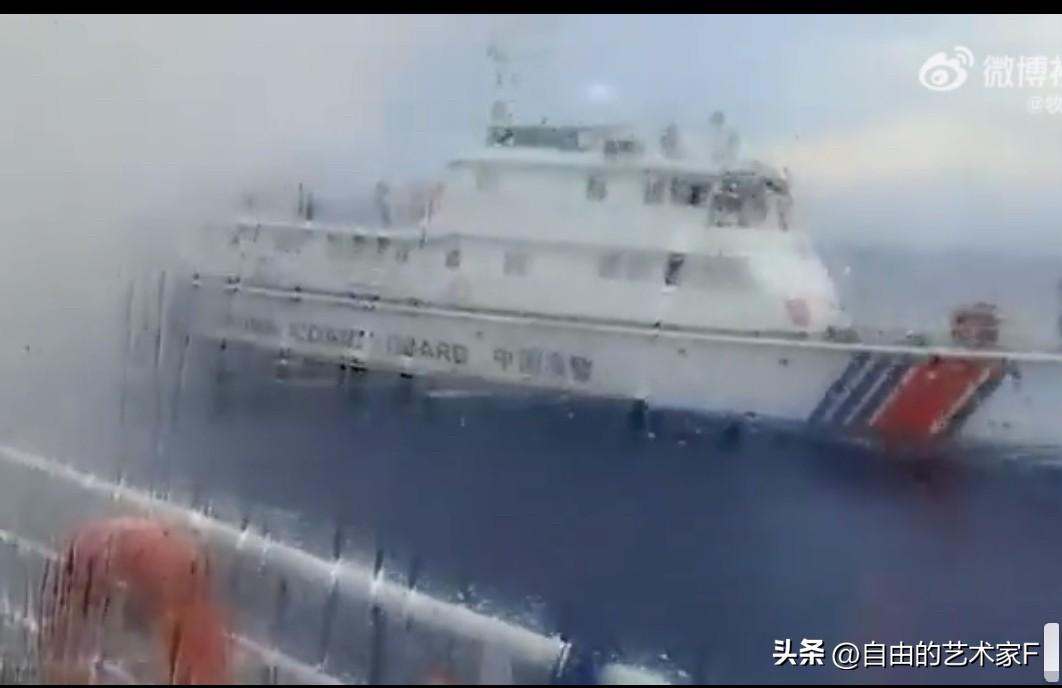 突破12海里！中菲第三波争端，马科斯拉11艘船闹海，中国海警今日水炮到位

7月