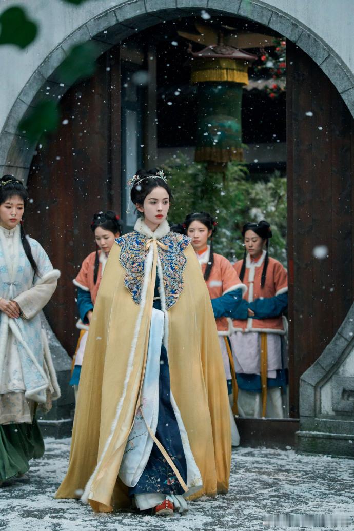 娜扎玉茗茶骨冷脸杀 娜扎的冷脸杀真的太绝了，眼神变冷、气场收敛，就把荣善宝的狠劲