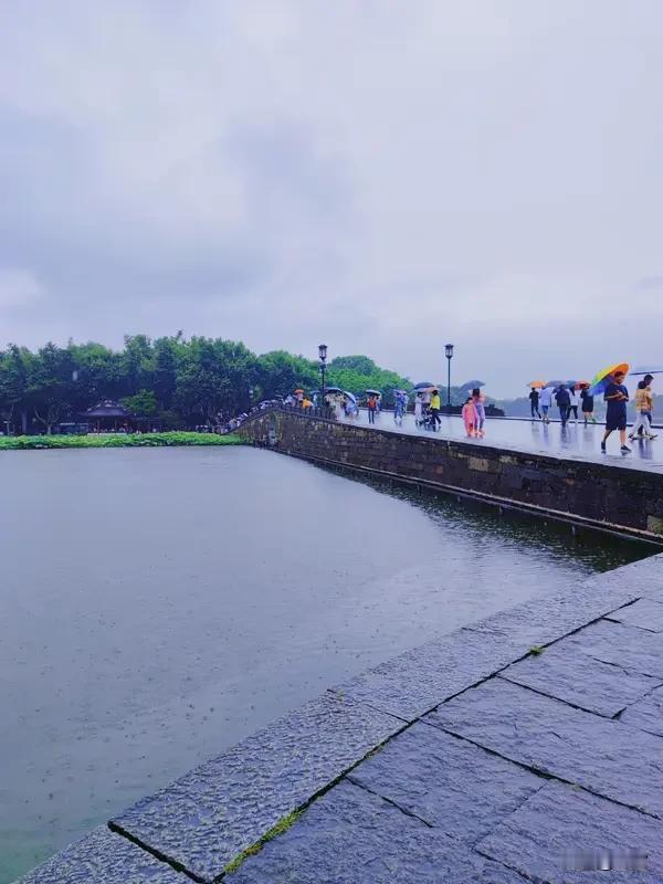 五一挤热门景区，我坚决投反对票！
看看那些热门地，西湖断桥、故宫大殿全是人，高速