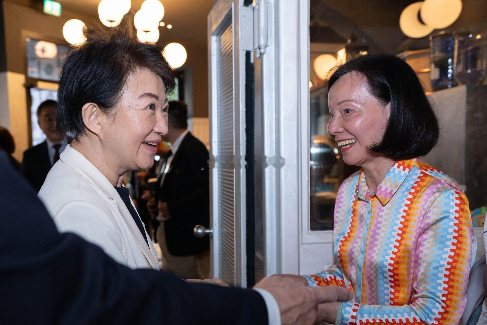岛上台中市的卢大妈在欧洲窜了一圈，明天该回来了，人还没回来呢，发现蒋万安也蠢蠢欲