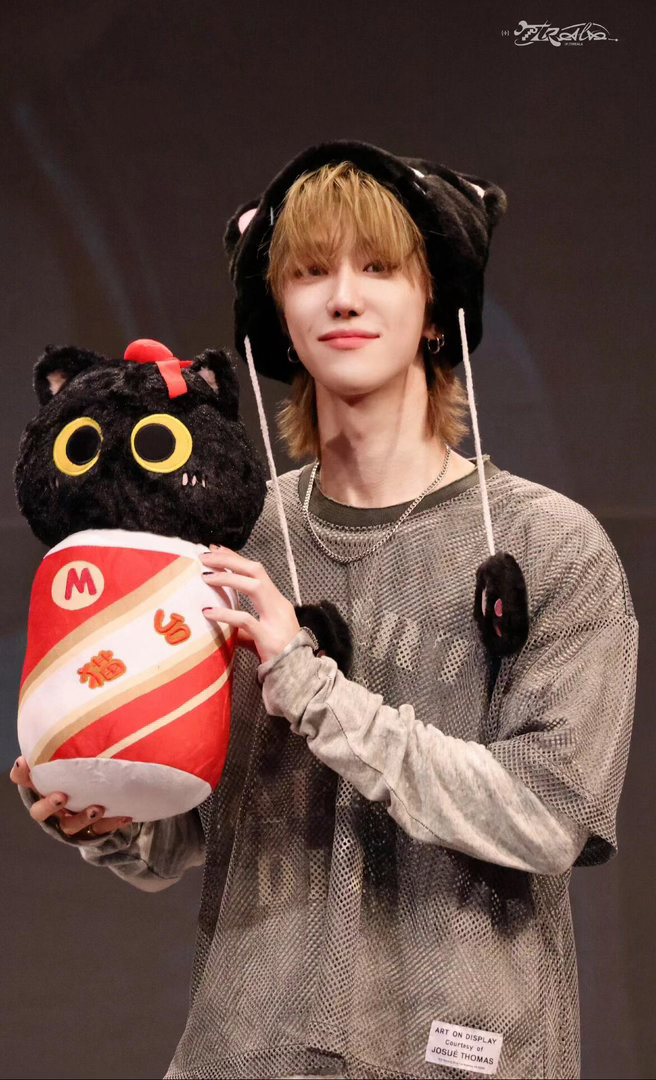 徐明浩四月的漂流MV从语言到行动，徐明浩的整活版图越来越大。愚人节发《四月的漂流