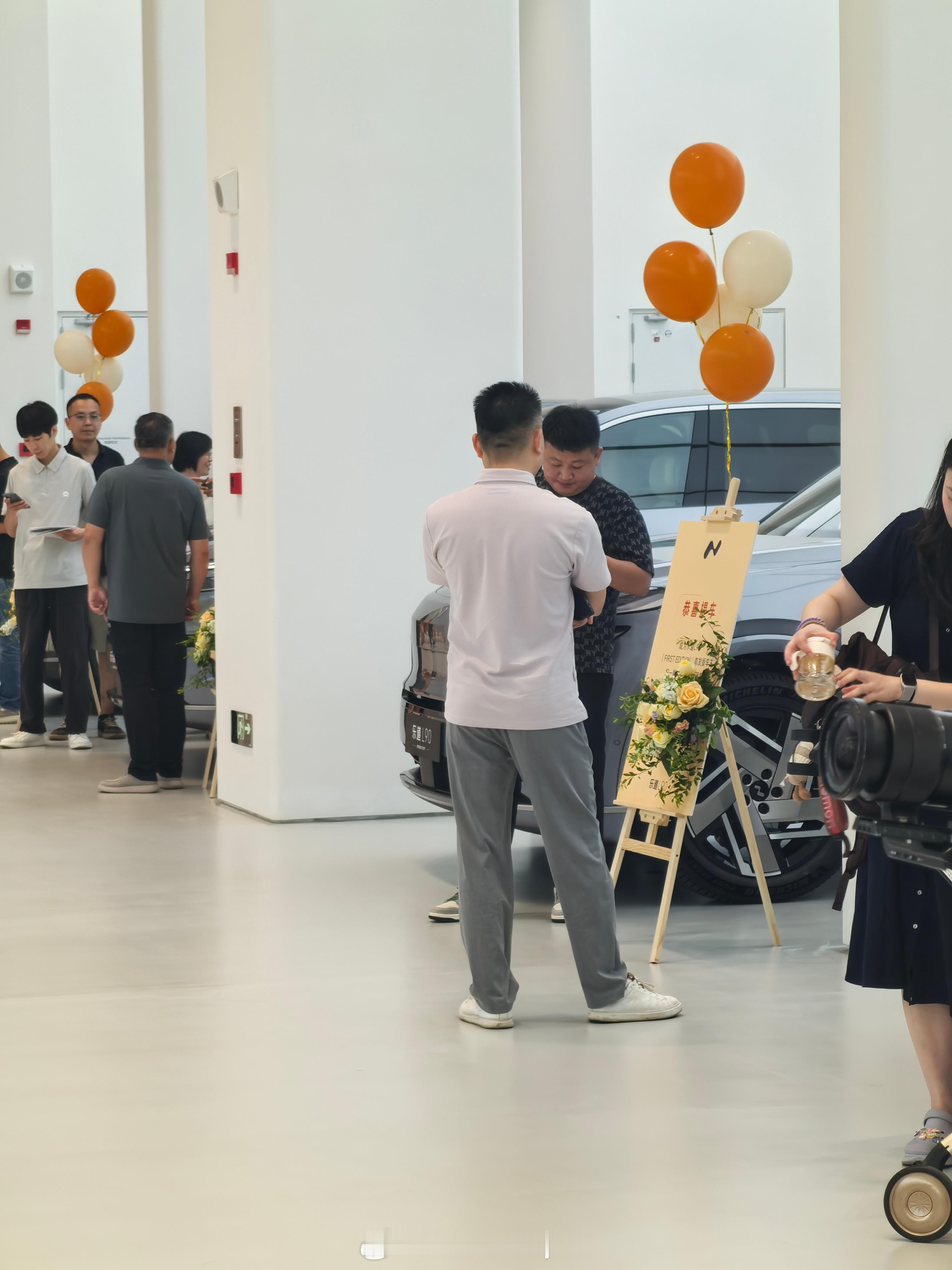 一年开17万的蔚来大哥，被收回免费换电权益，和蔚来打官司，然后提了乐道L90，还