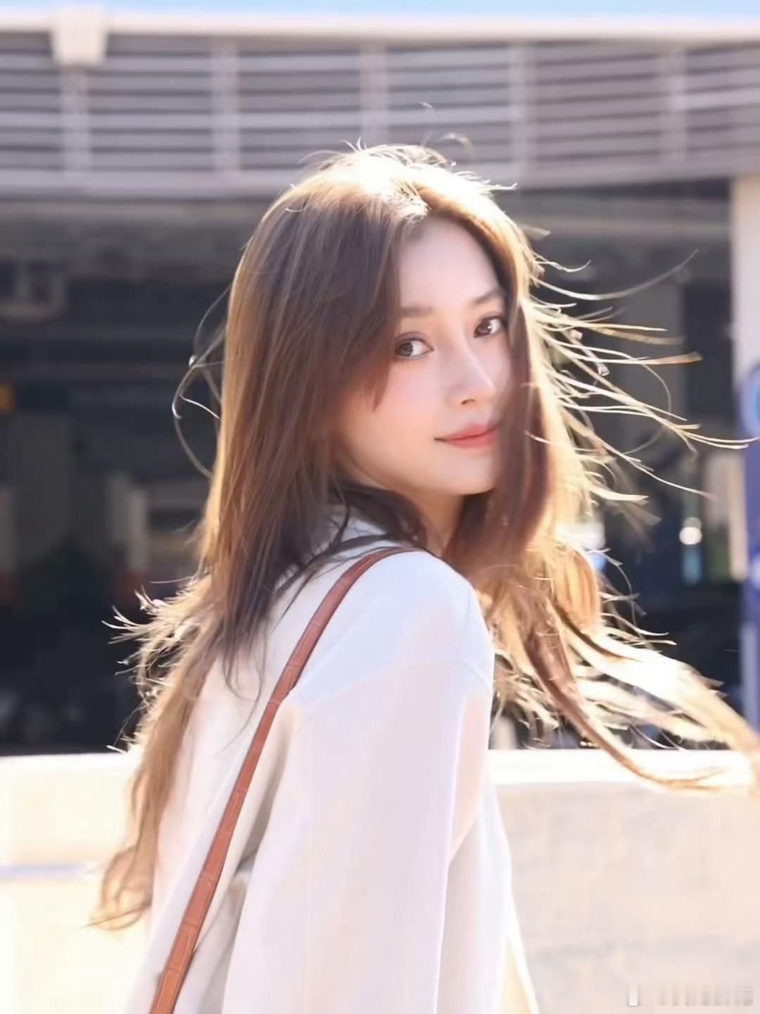 Angelababy逛香港熊猫馆 还是那么美[爱慕] 