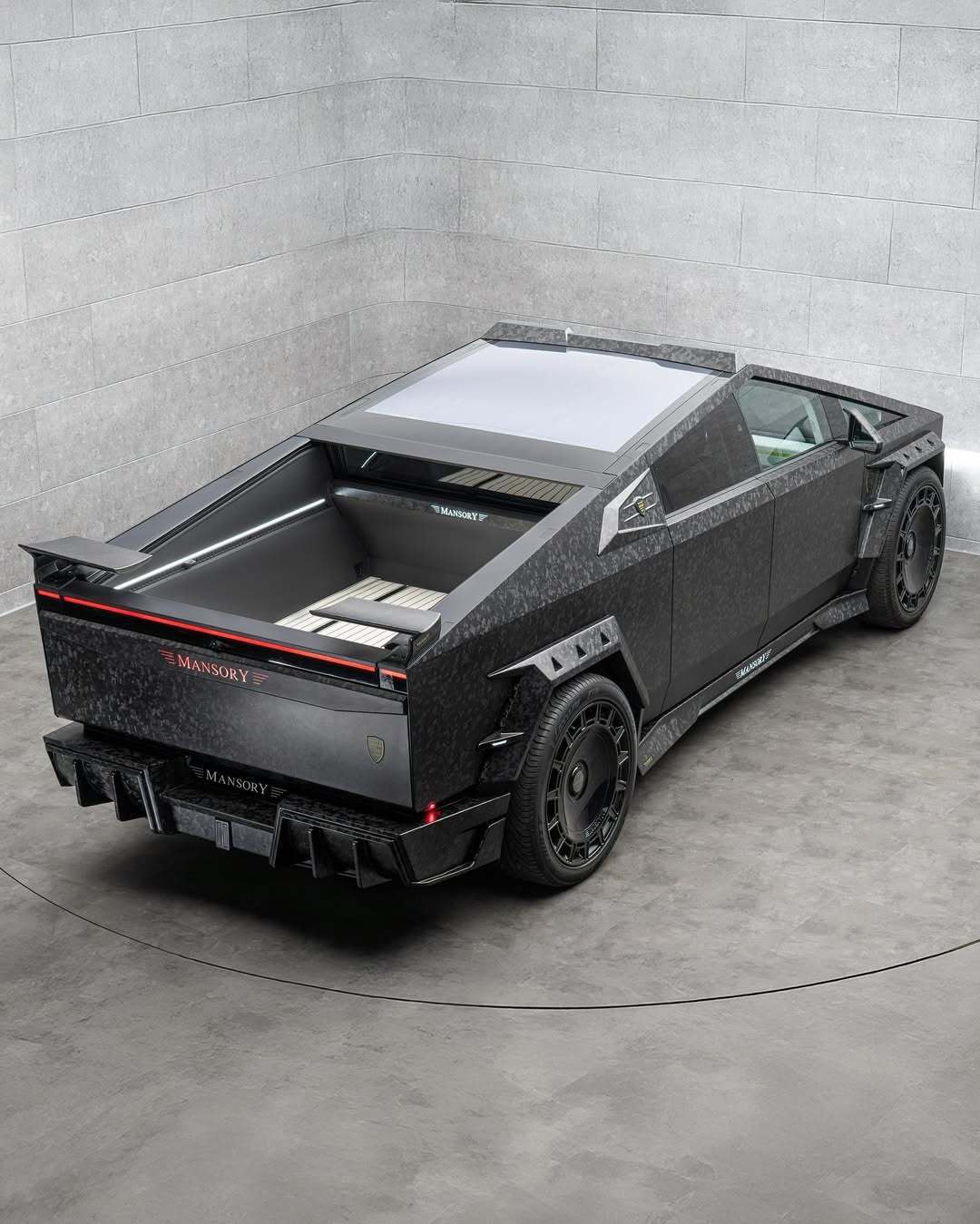全碳纤维铝制车身的极致特斯拉MANSORY Elongation EVO，开着它