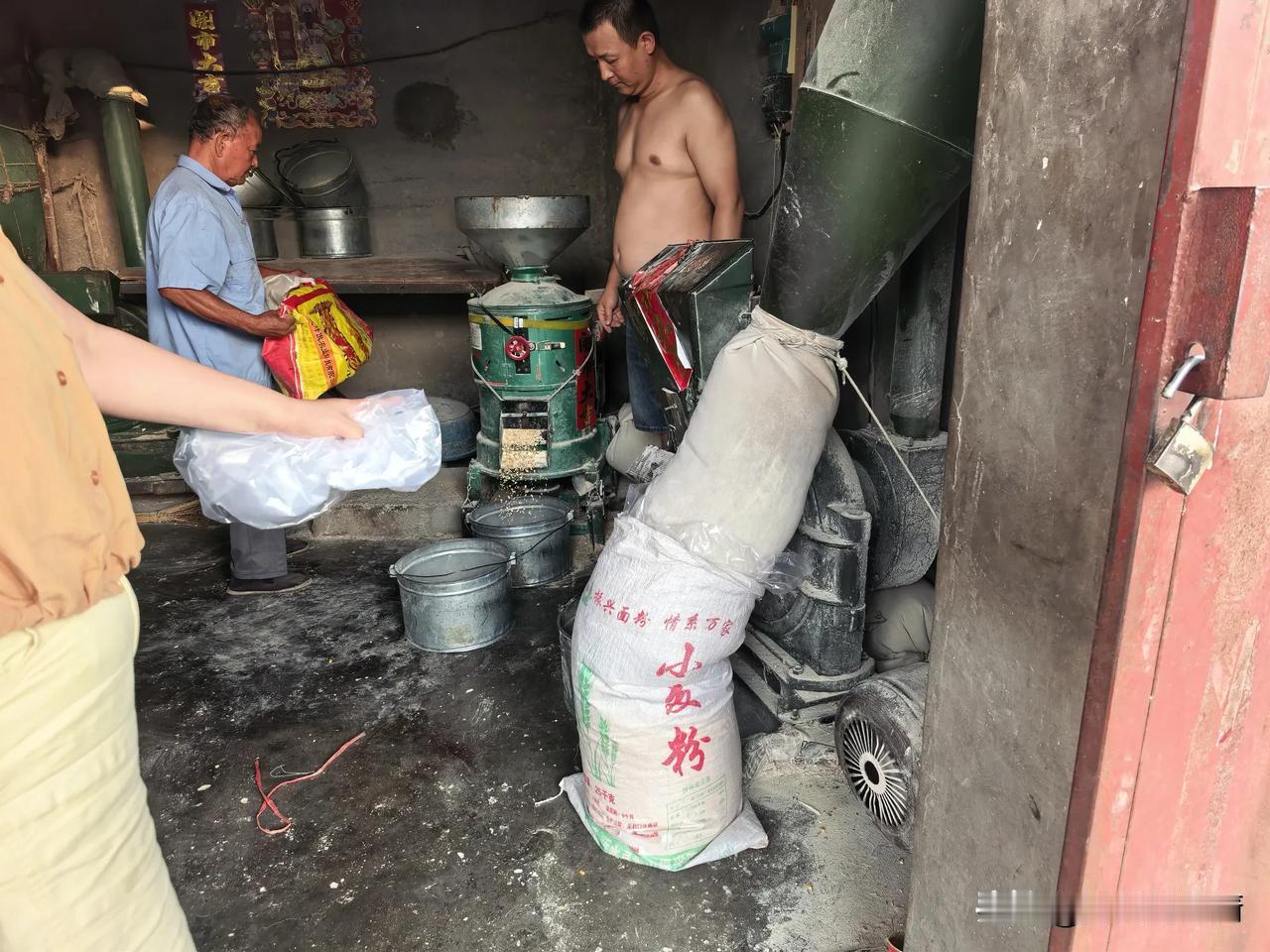 昨天我邻居来我家帮我老婆挑选花生米，闲谈中聊起地瓜干，她说，现在地瓜已经刨了，人