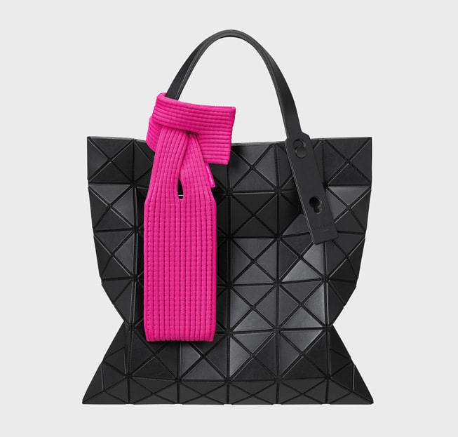 实测iPhone Pocket长带款：斜挎在身上散步时，手机晃得轻，肉桂色配黑色