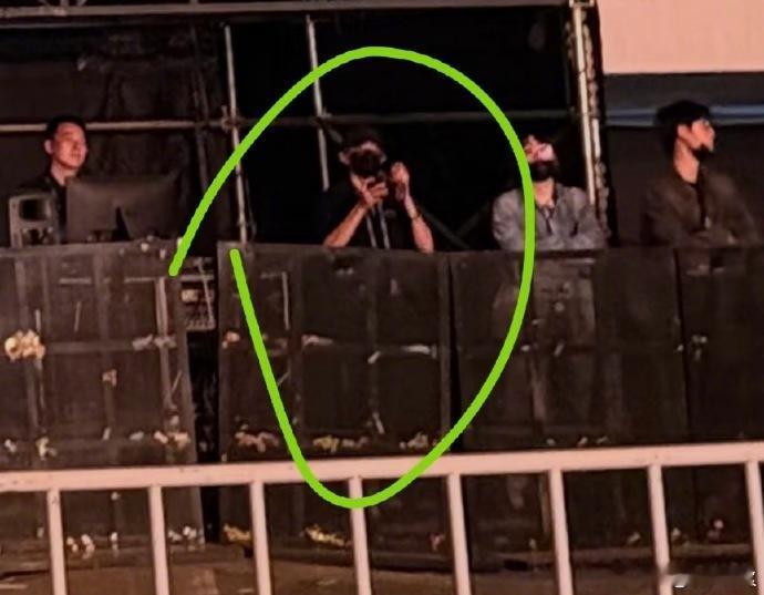 偶遇王源看陶喆演唱会王源现身陶喆演唱会谁说生活没有观众的 只露眼睛的王源也被眼尖
