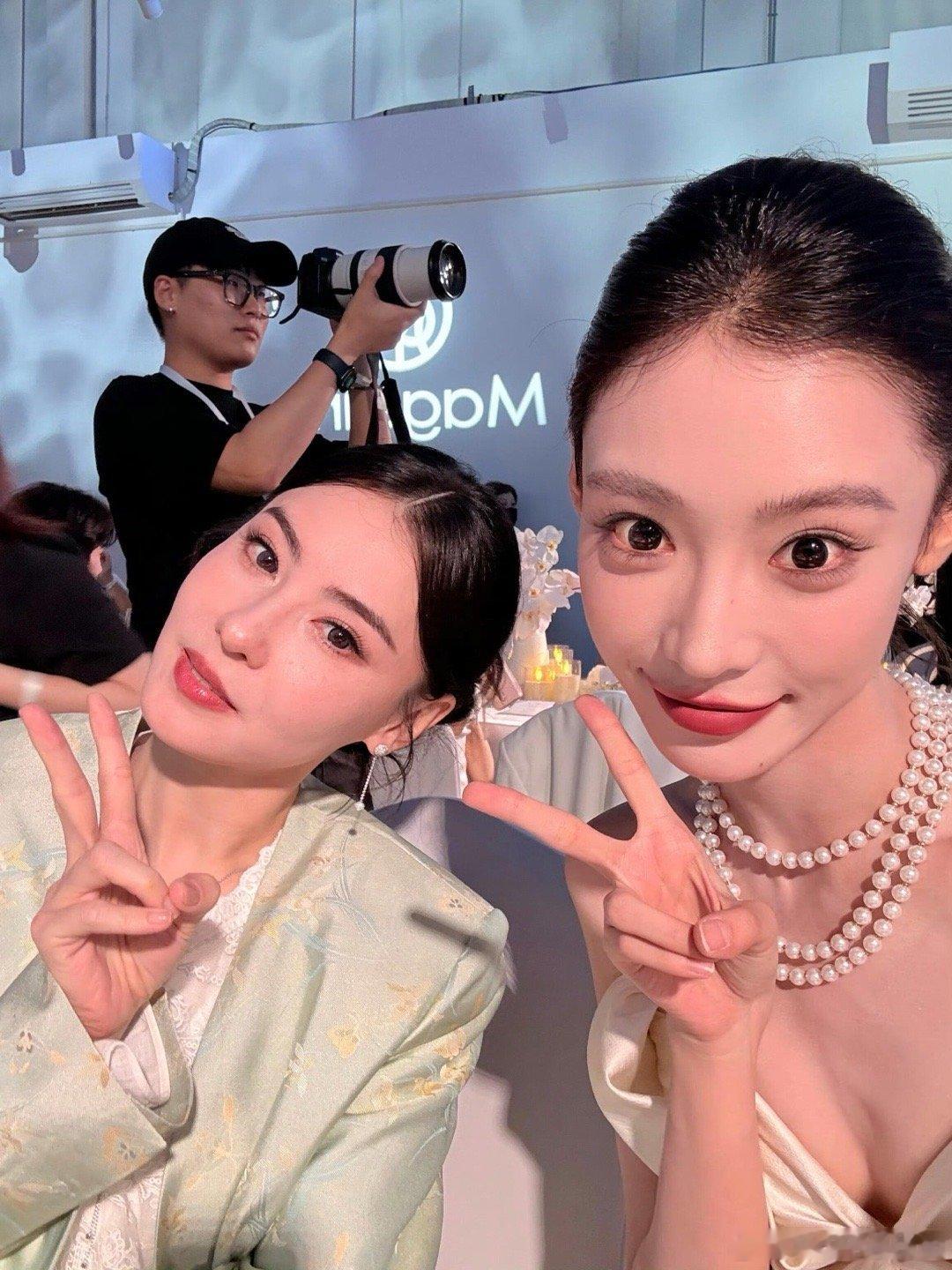 张柏芝和网红迪迪不畏合照张柏芝才是娱乐圈抗老第一人！完美的骨相 迪迪不畏张柏芝 