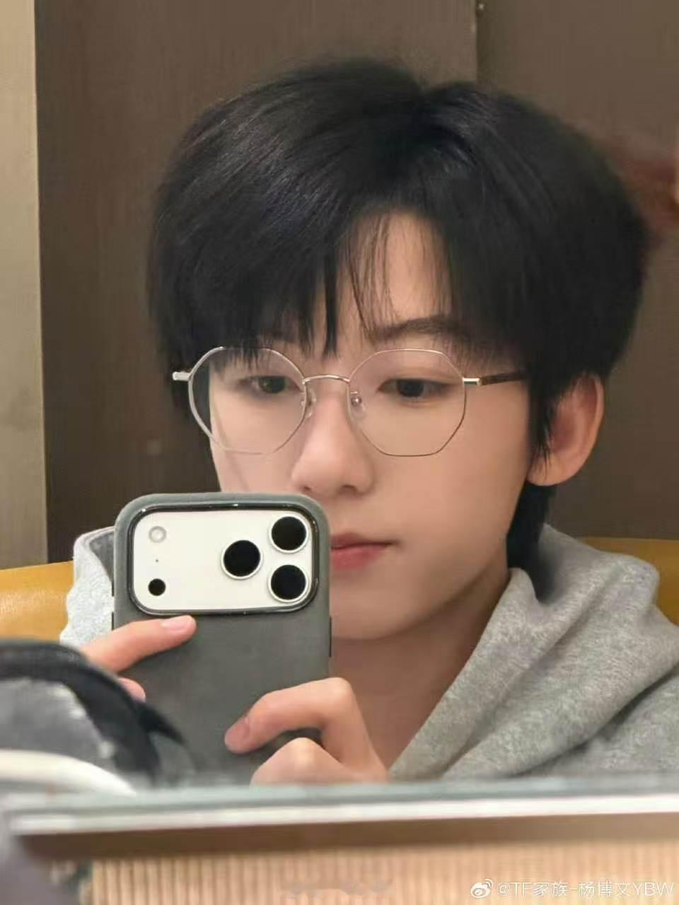 杨博文杀青捧花照杨博文周扬杀青特辑  我们的少年时代2杀青大吉，