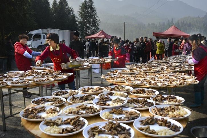 二婚不许摆酒？贵州这个村的新规，炸出了多少“人情债”！
最近，贵州盘州市淤泥乡的