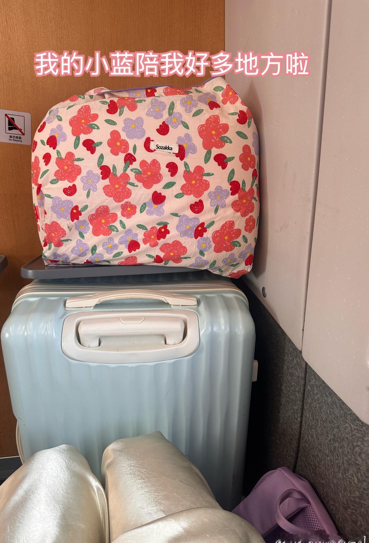 不知道这个行李箱有怎样的故事，
它的主人一切都好嘛？
话说杭州真的很文明，
我一