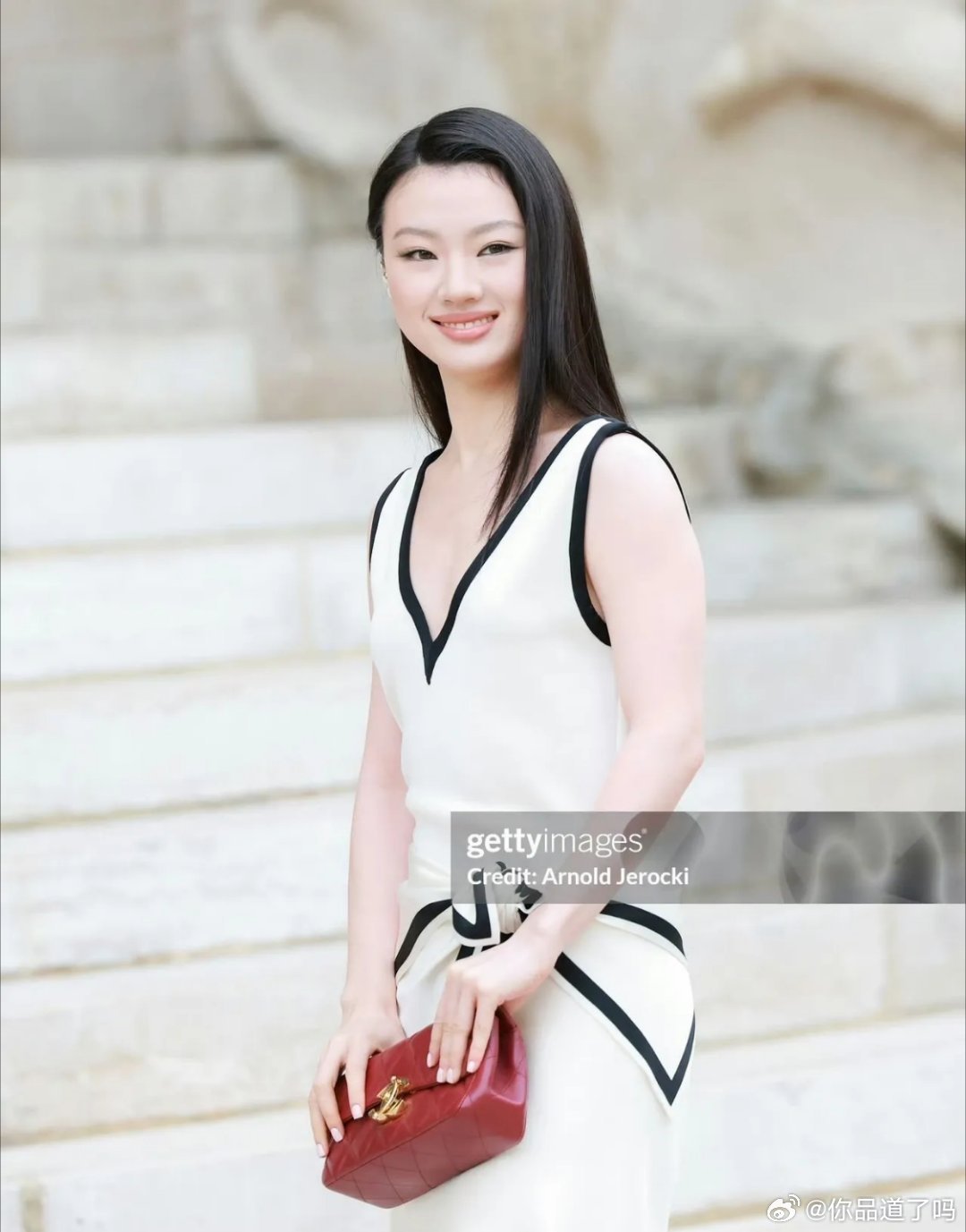 单依纯巴黎时装周G社生图，这身香奈儿裙装剪裁简约高级，自带法式优雅格调，可她标准