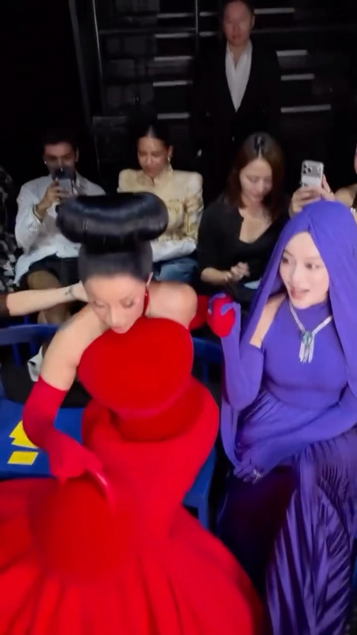 哈哈哈哈哈哈哈哈美🧊和Cardi B两位女士在秀场同台rap 