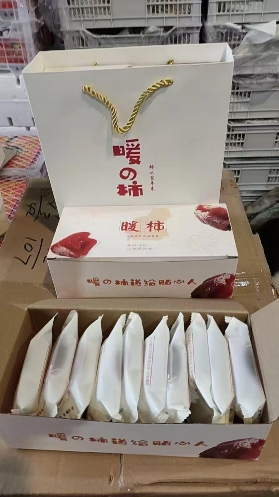 美食[超话]  昨天买了饰饼超级好吃，简直可以说是超级甜，这浓郁的柿香，凝聚的果