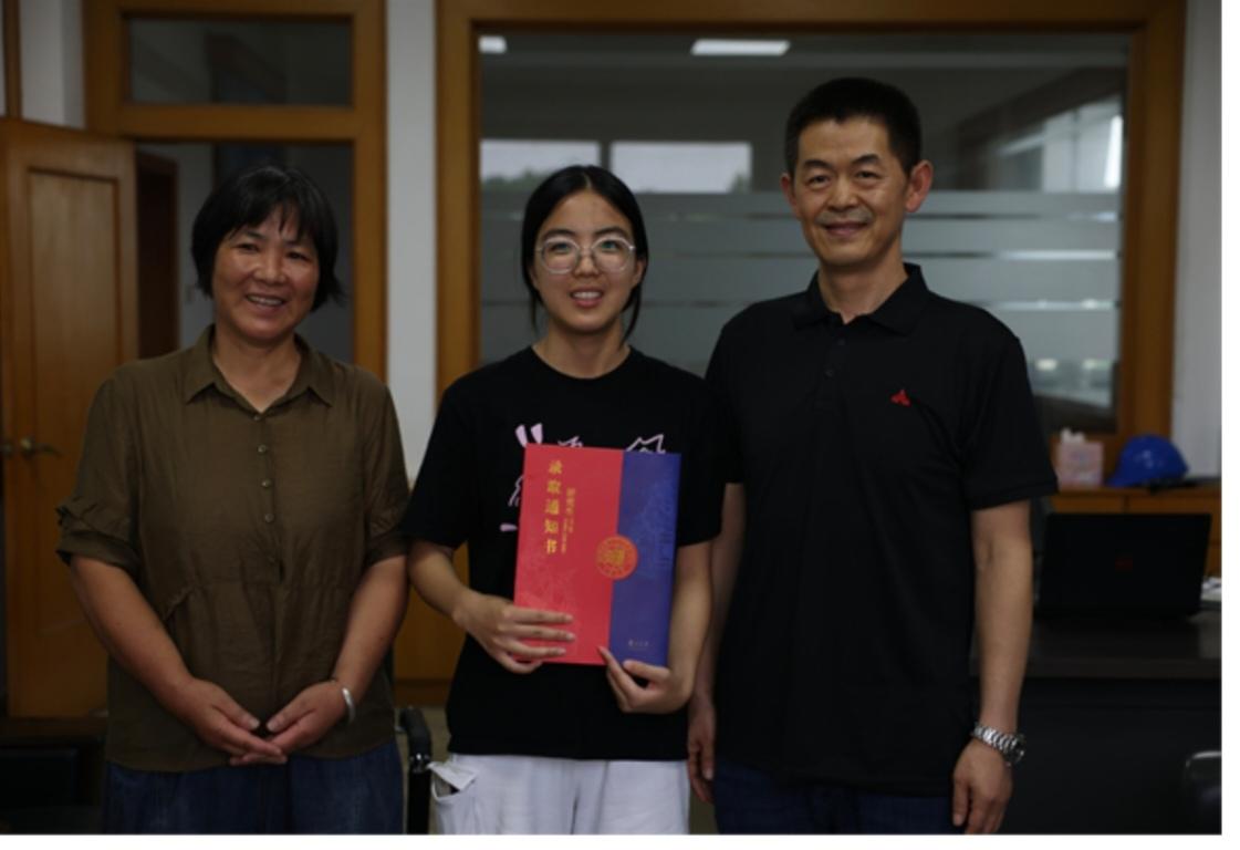 浙江1女大学生，每月准时收到1000元陌生转账，4年后，她考上复旦大学研究生，辗