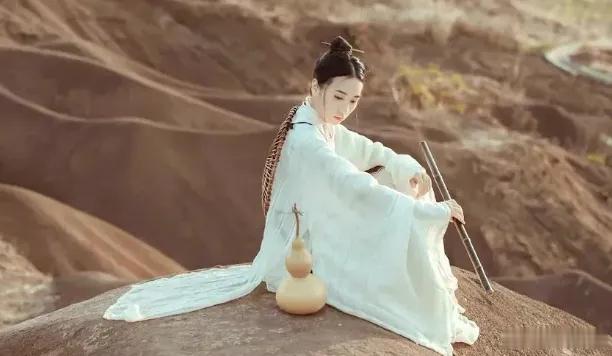 读书  想念是一种本能，但怎么想念，是成年人的智慧。不频繁联系，不是冷漠，而是一