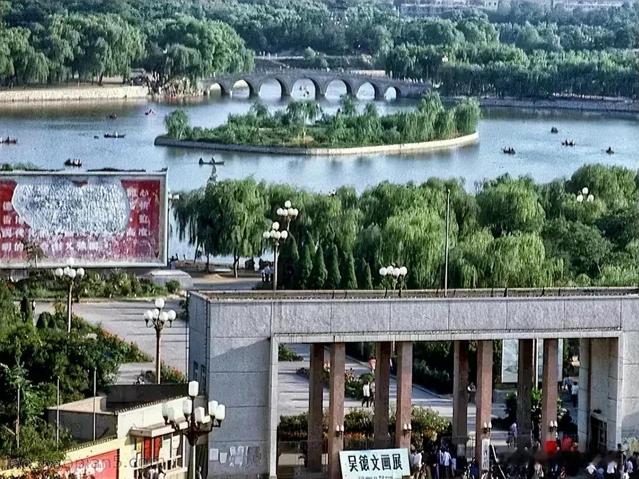 那年的迎泽公园。这个大门你们还记得么？那个七孔桥何等魅力，宣传标语年代感很强。没