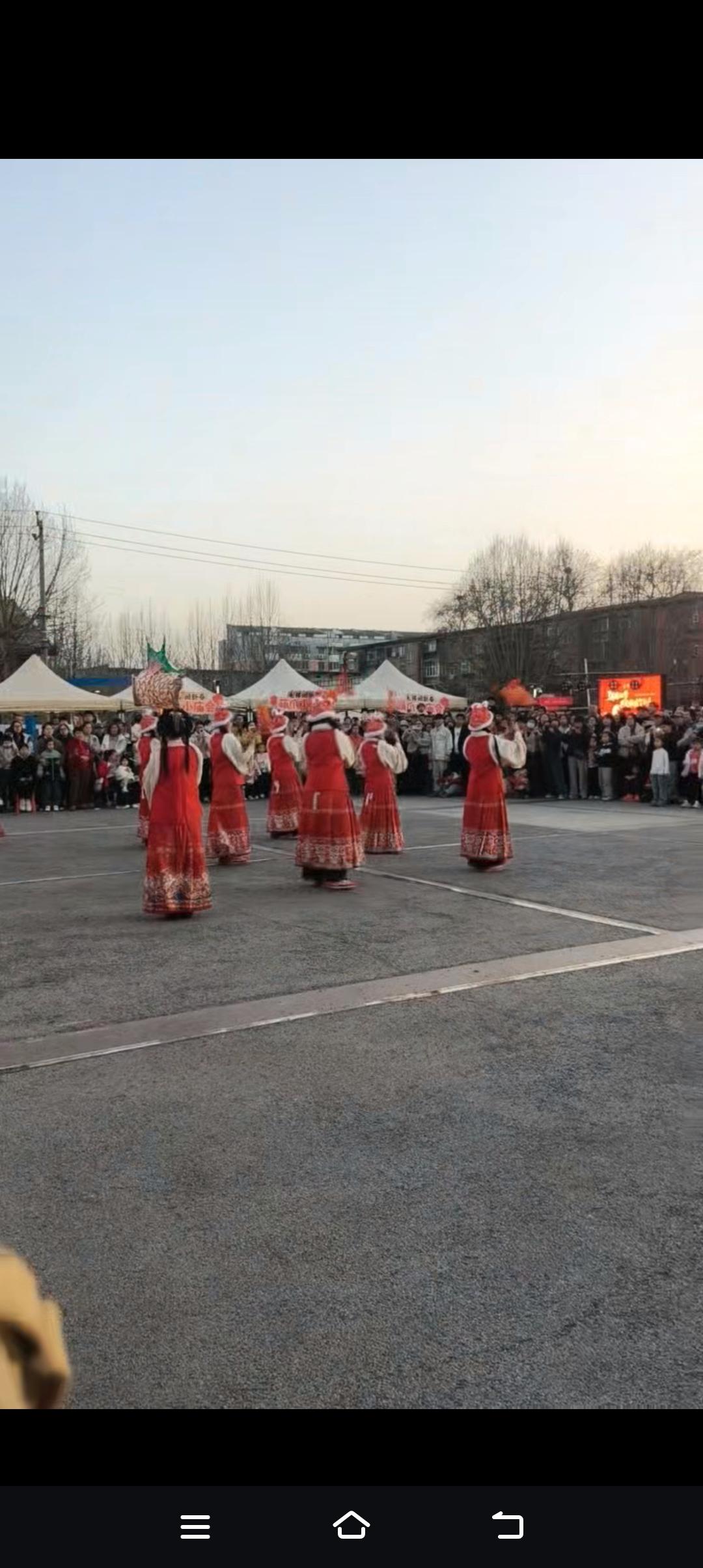 哇塞，“红衣舞者翩翩起，古风韵味满街飞”，这画面感直接拉满啊！想象一下，一群身着