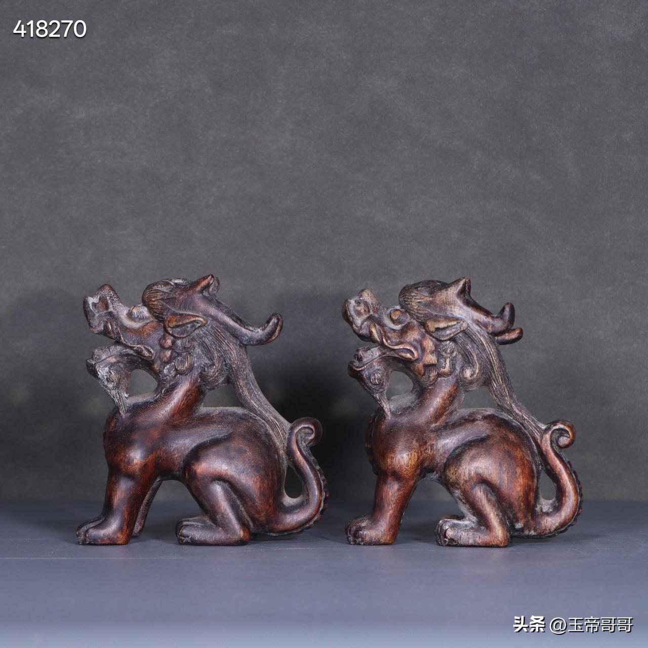 旧藏：老沉香木雕龙形镇纸摆件一对。
规格：长10.8厘米、宽6厘米、高12.2厘