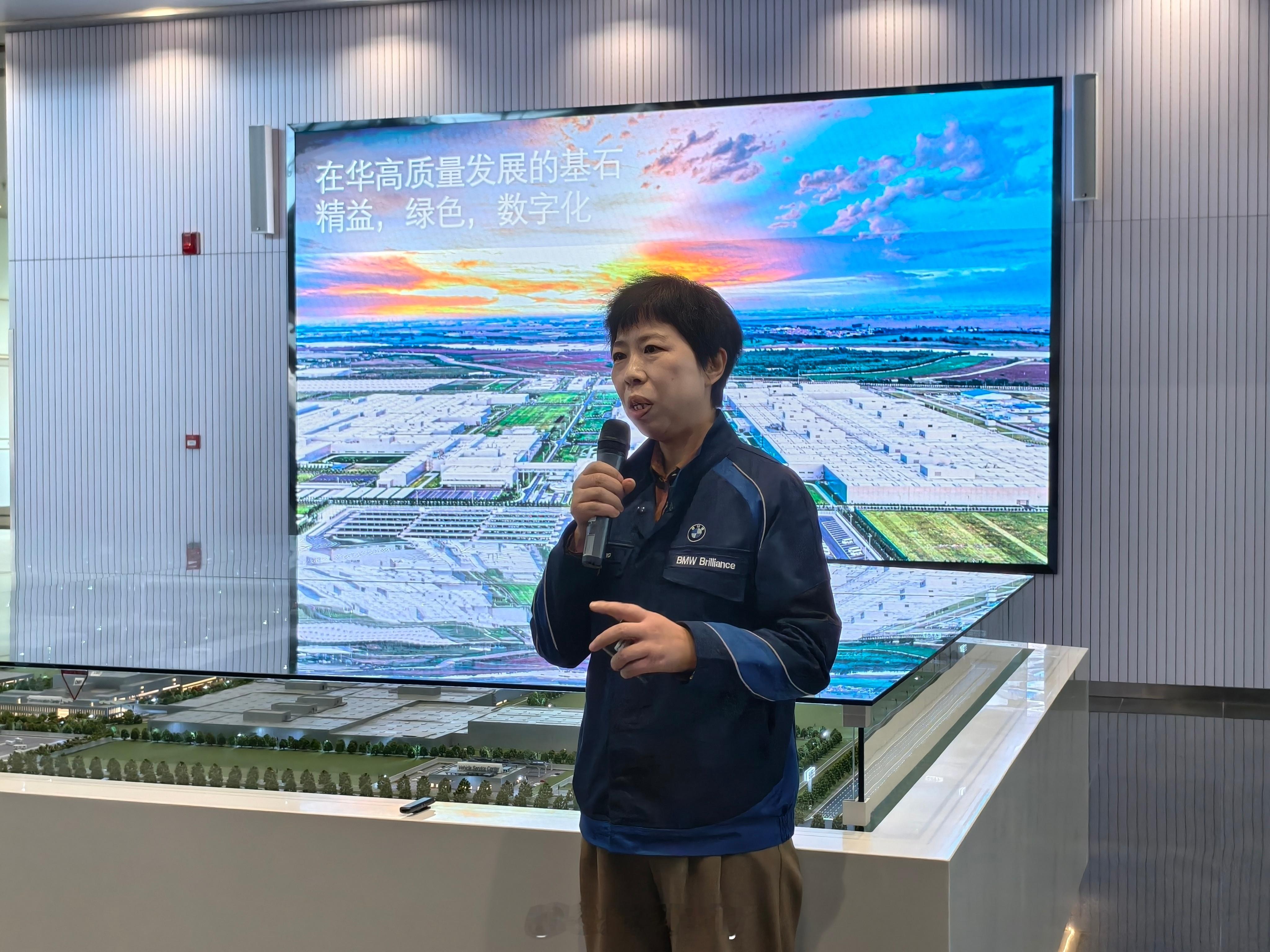 华晨宝马里达工厂，绝对是精益，绿色，数字化的代表，将AI融入生产线，带来品质制造