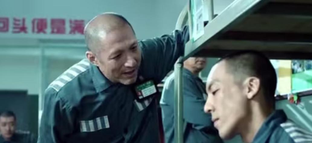 2009年山西一退役武警被刑拘，进入监室的第一天就碰到狱霸，连扇退役武警5个耳光