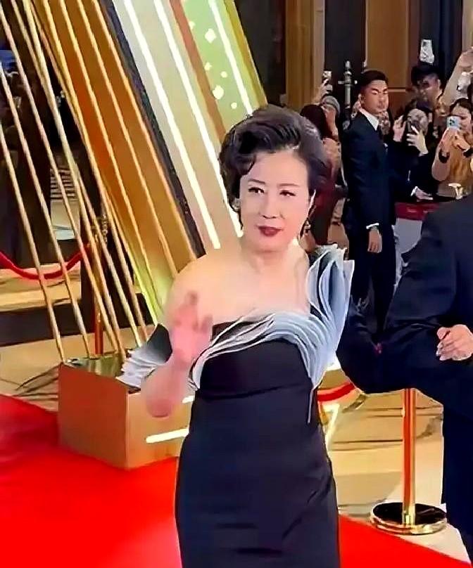 就一张合照，评论区吵翻天了！

汪明荃、米雪、陈松伶，三个港剧黄金时代的名字凑一