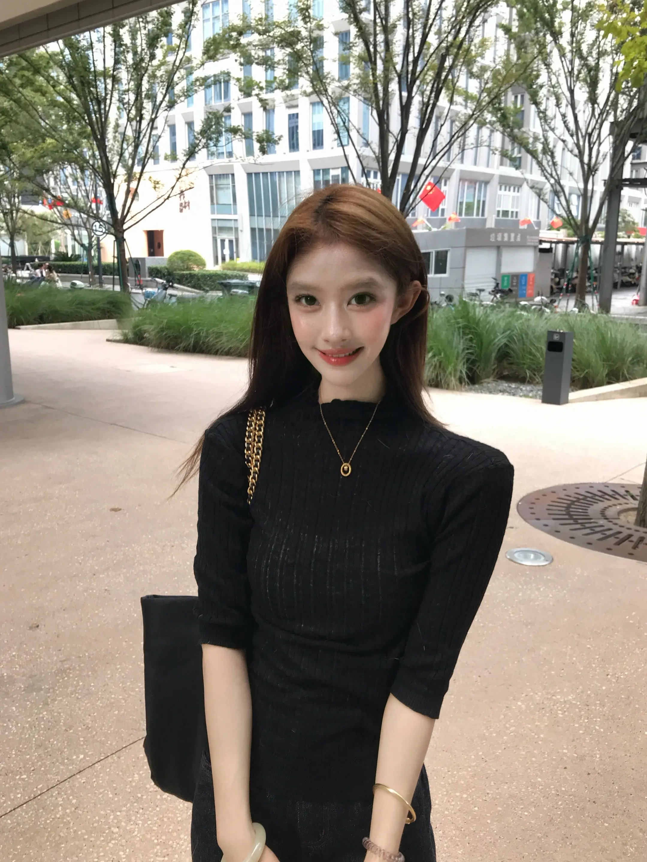 不必在意我的外貌和装扮 像我这样的女人不会和你有半点交集