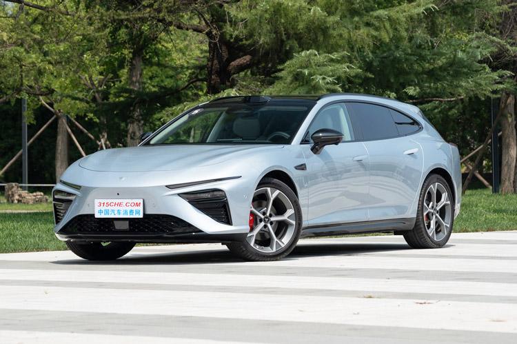 近日，哪吒S猎装纯电版正式开启预售，新车基于山海平台2.0打造，定位纯电中大型车