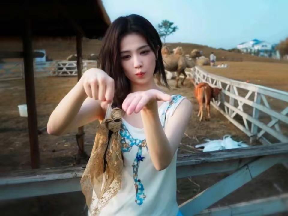 我喜欢一个女孩。她清瘦挺拔 善良漂亮  和她相处过的人没有说他不她永远真诚  只