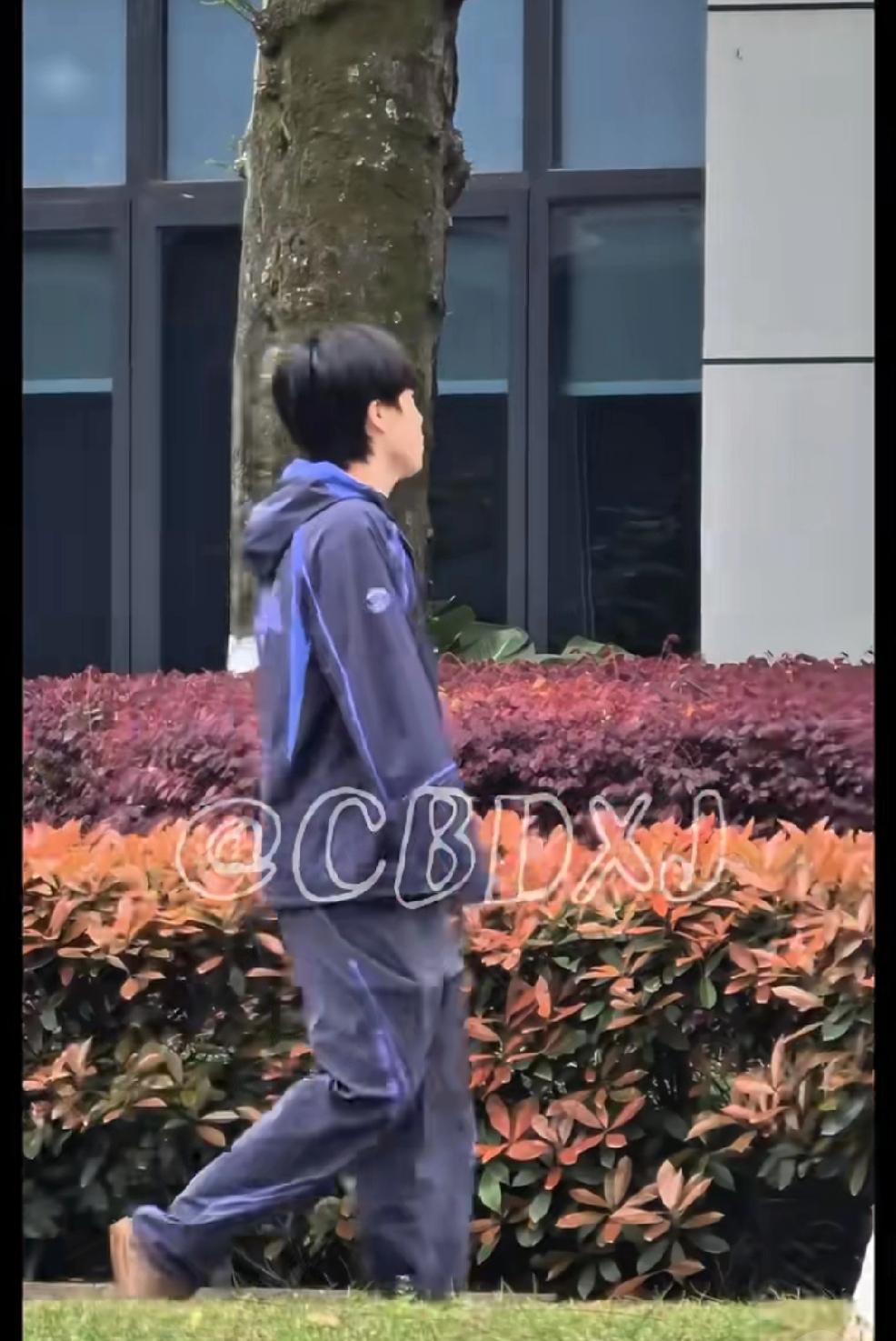 今天有位幸运的小孩哥用电话手表与王楚钦合到影了，
哈哈，太多人羡慕了，
都喊着要