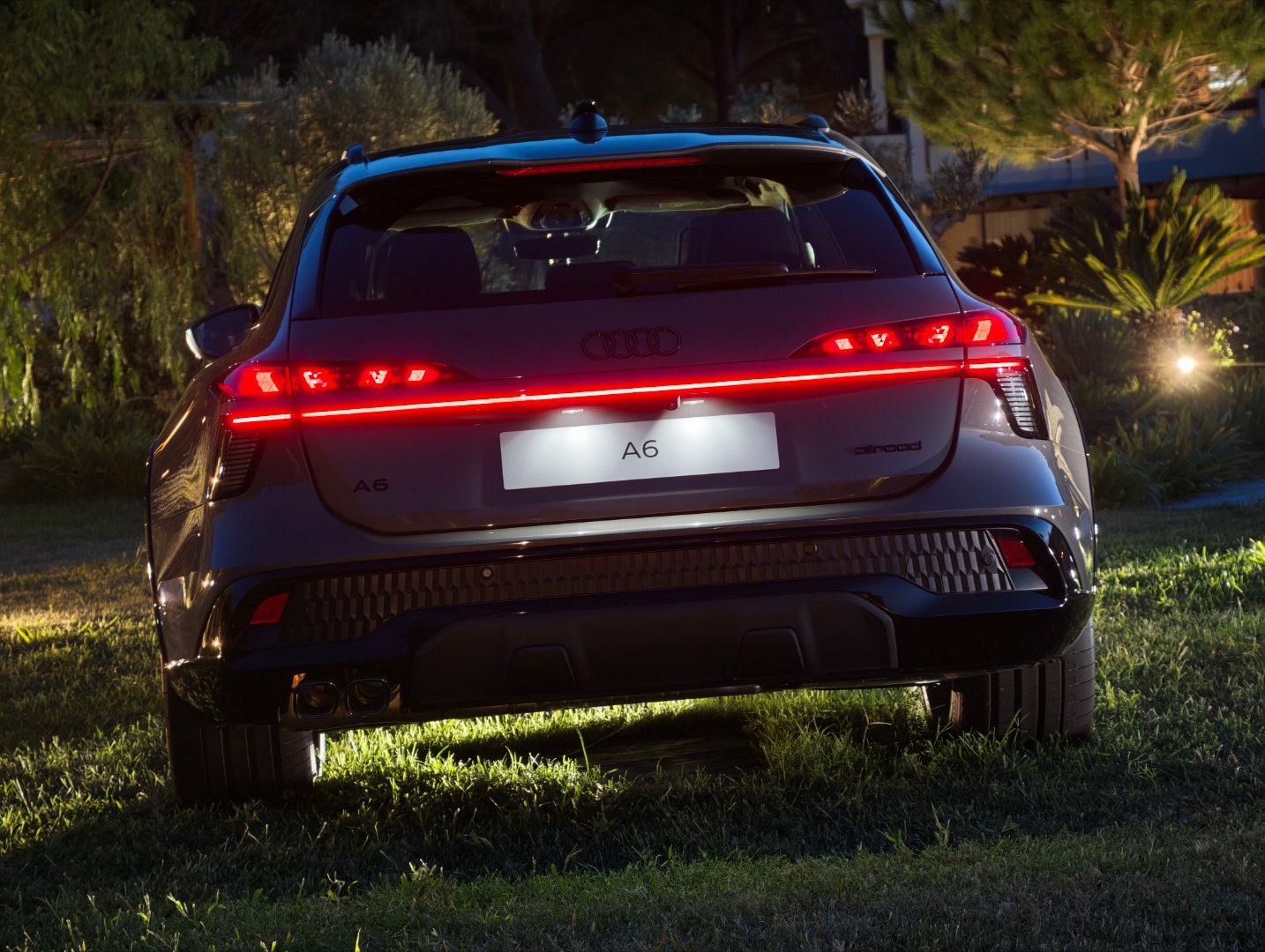 夜幕下的A6 allroad，这一代的外观设计，真的帅。迫不及待想和大家分享节目