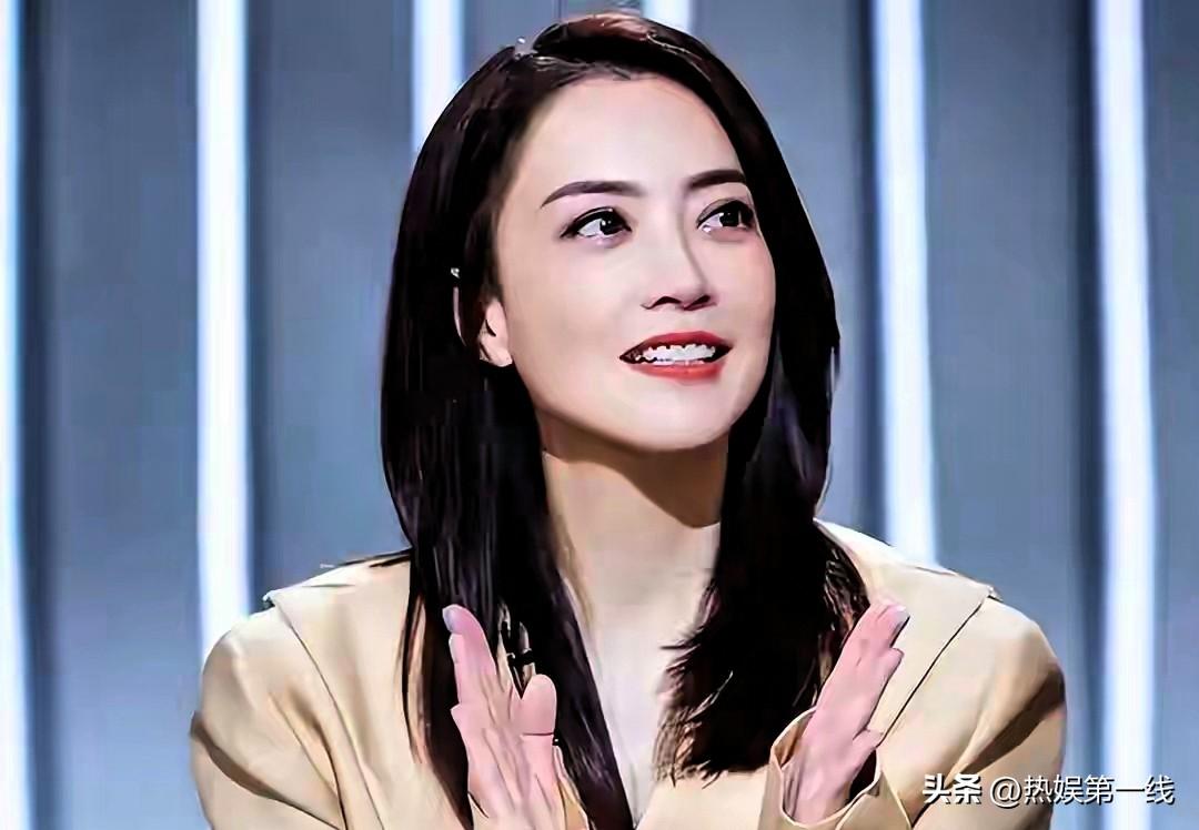 【54岁霍汶希太飒了！和富商分手怀孕后未婚生子，如今女儿成她最大骄傲】
谁能想到