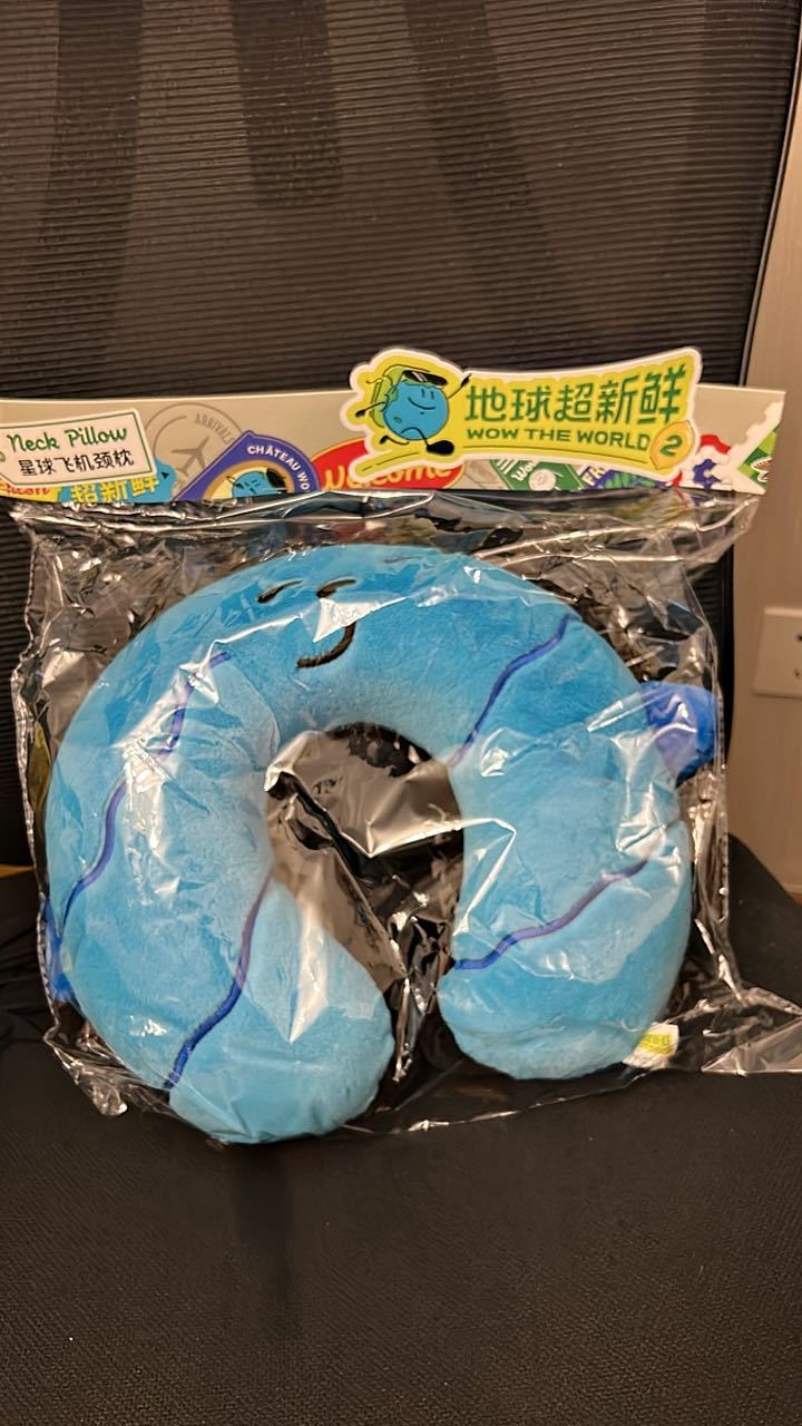 刘宇宁地球超新鲜 终于拿到我的地球周边了。可以盲盒没天王星的啪啪圈。[黑线]挎包