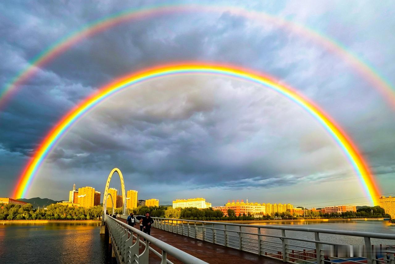 6月8日，中雨一天，傍晚，天空东面依然阴云密布，但天空西面的云却开始“扒堆”，并