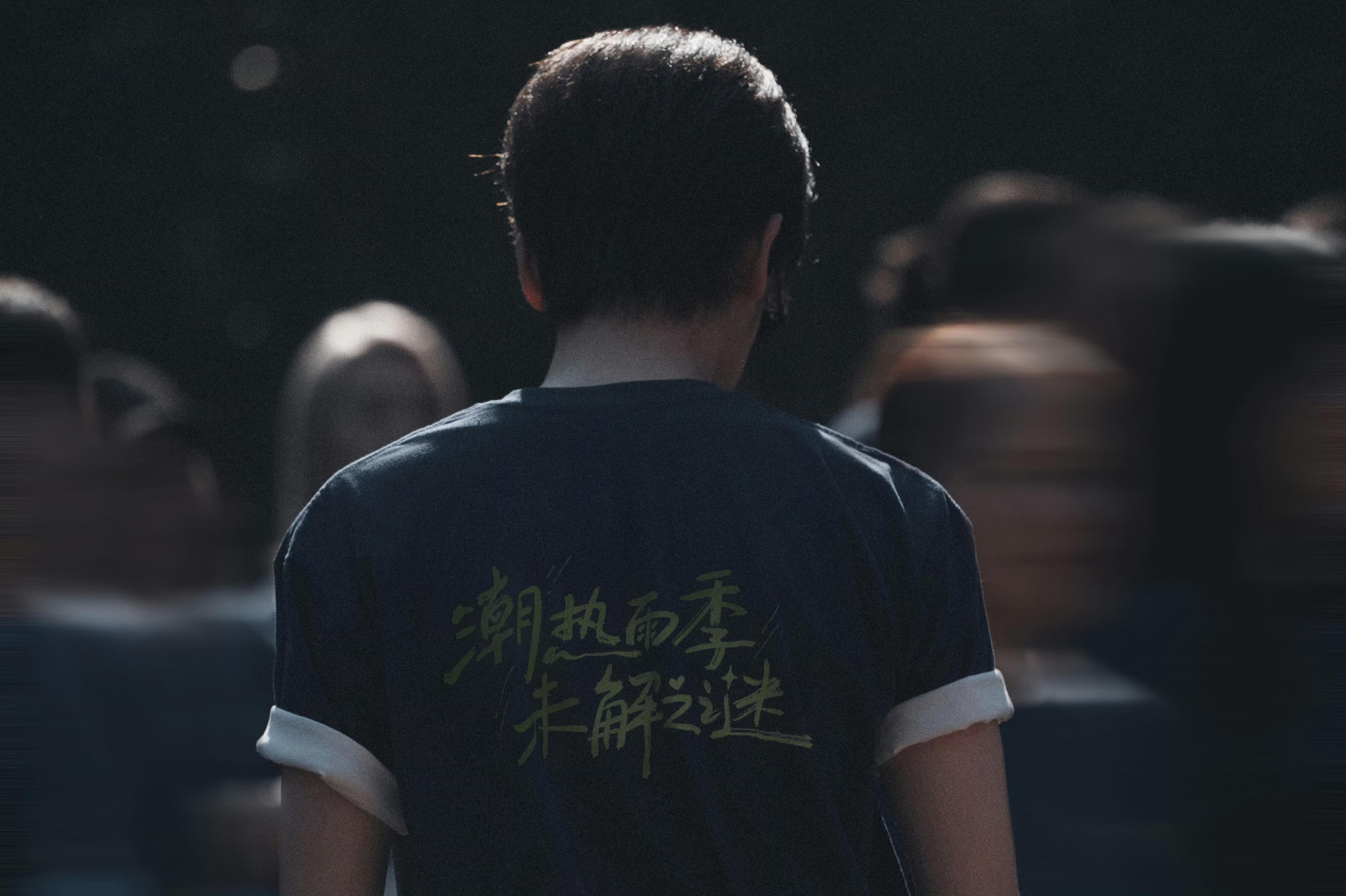 胡先煦线下帅成这样了胡先煦回应演现偶线下路透画面氛围感拉满，穿搭简约耐看五官立体