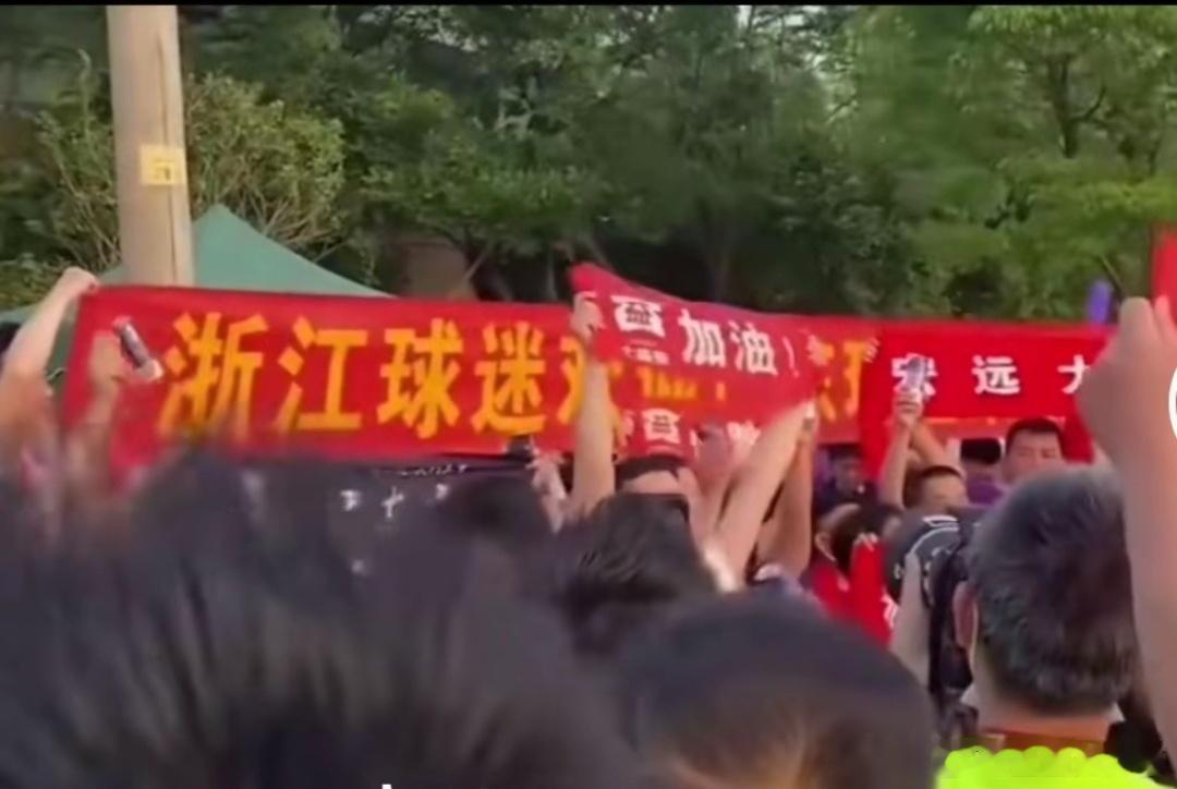 发现一个问题，现在浙粤球迷也不一家亲了。相反很多广东男篮球迷开始“研究拆家”浙江