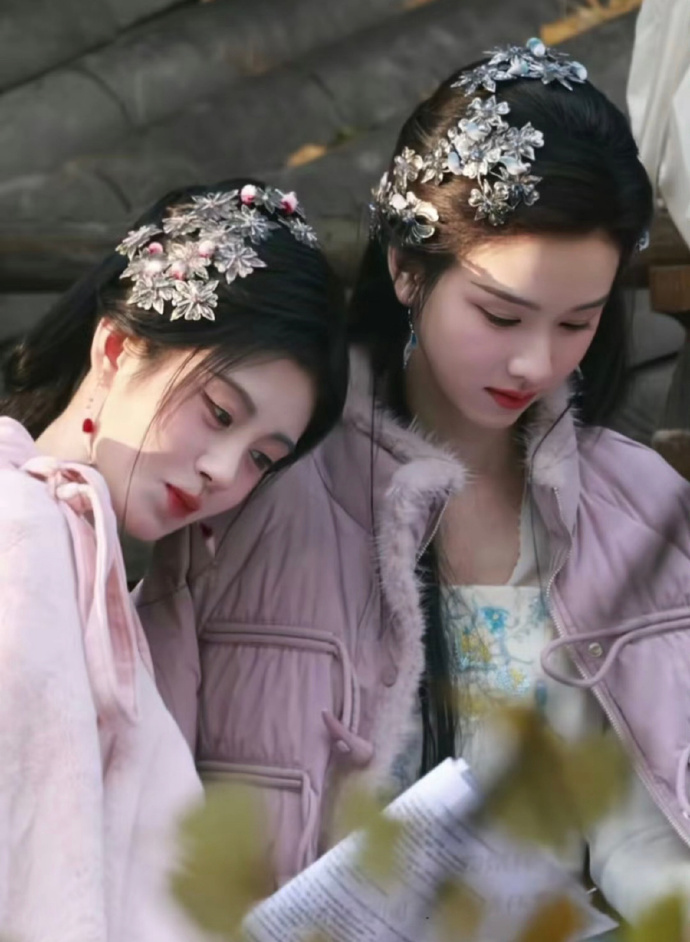 月鳞绮纪开播 【陈都灵 鞠婧祎】我的姐姐很迷人你知道吗，知道你就完蛋了 