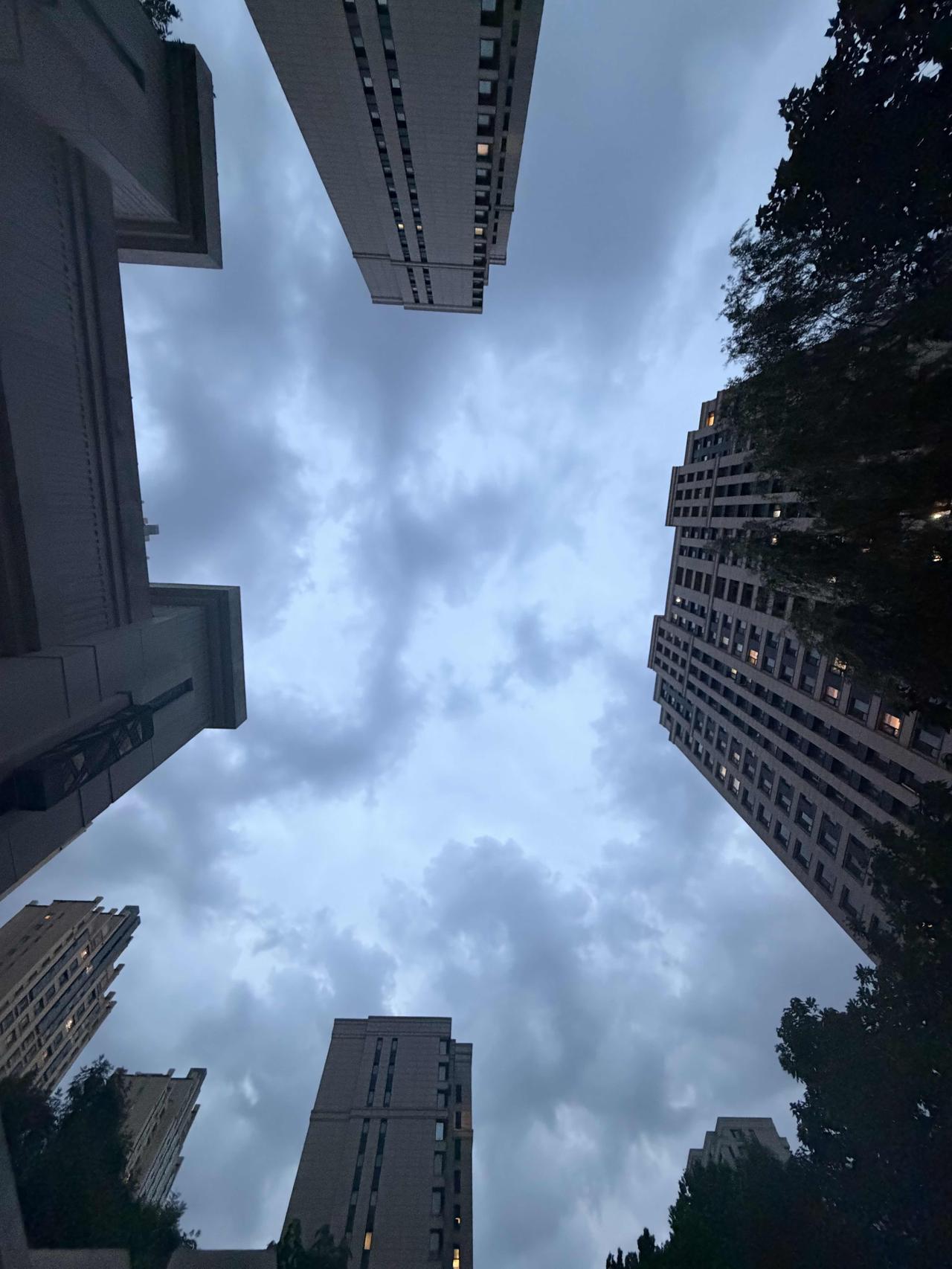 城市黄昏，云层密布，灯火阑珊，静谧而美丽。城市日落氛围感 城市黄昏光影 城市傍晚