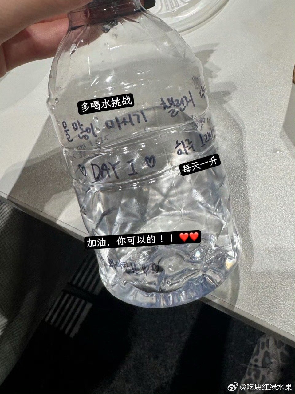 化妆师哄不爱喝水的ILLIT Iroha  多喝水的方法 