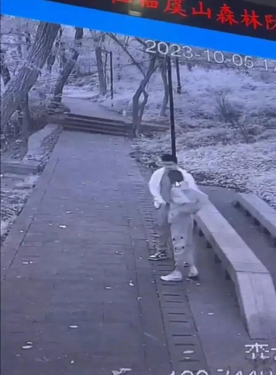 只能说这对青年男女真的非常不懂事。

虞山国家森林公园是很神圣的地方，里面有许多