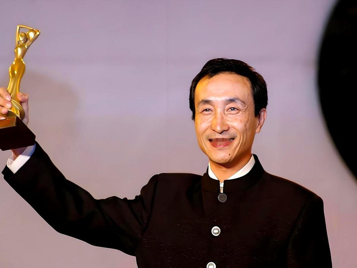 巩汉林老师竟然也去拍短剧了！这圈子真是越来越卷了。

他在新剧《“发”家致富》启